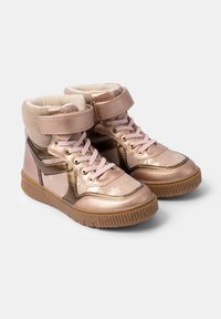 Metaliczne różowe złote sneakersy za kostkę z pluszowym kołnierzem, sznurowanym przodem, zapięciem na pasek i gumową podeszwą. Teksturowane akcenty po bokach.