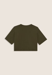 Camiseta corta de color verde oliva hecha de algodón suave. Presenta un cuello redondo y mangas cortas con una textura lisa y sin patrones adicionales.