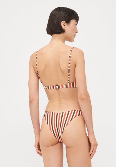 Set di bikini a righe in beige, marrone e arancione. Caratterizzato da spalline regolabili, schiena quadrata e parte inferiore alta. Texture liscia.