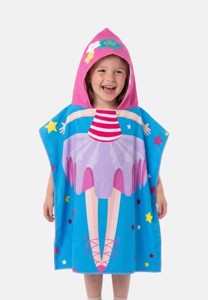 Enfant souriant portant une serviette à capuche colorée avec un motif de ballerine, comprenant une capuche rose avec des décorations florales et un fond bleu avec des étoiles.