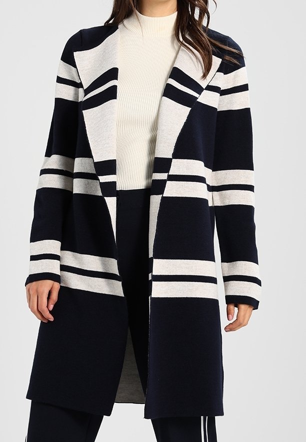 Randig lång kappa i marinblått och kräm, tillverkad av mjukt tyg. Har en bred slagkrage och öppen front, med djärva horisontella ränder.