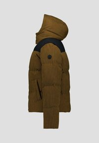 Braune Cordjacke mit schwarzem Schulterpatch, Kapuze, Taschen vorne und rundem Logo am linken Arm. Seitenansicht.