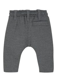 Donkergrijze textuur babybroek met elastische tailleband, riemlussen en een klein achterzakje op een witte achtergrond.
