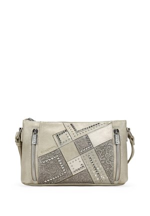 Bolso pequeño beige de bandolera con diseño de patchwork, tachuelas de metal, dos cremalleras frontales verticales y correa ajustable.
