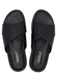Zwarte slip-on sandalen met een cross-band ontwerp, afgewerkt met glad leer en een gestructureerde voetbed. Merklogo zichtbaar op de binnenzool.