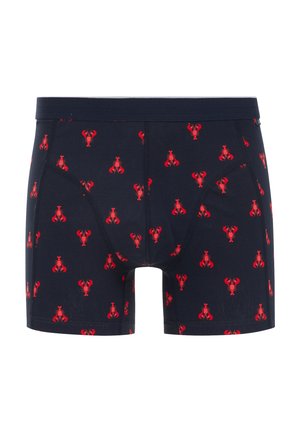 Herren-Boxershorts aus marineblauem Stoff mit einem wiederholten Hummerdruck in Rot. Sie sind mit einer engen Passform und einem glatten Bund gestaltet.