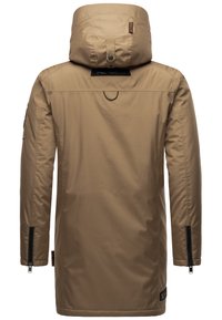 Parka larga beige con un alto cuello, capucha, bolsillos laterales con cremallera y una etiqueta con el logo en la parte posterior. Tejido suave y resistente al agua.