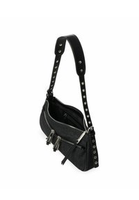 Czarna torba crossbody z denimu, z zamkami błyskawicznymi i srebrnymi elementami wykończeniowymi. Posiada skórzany pasek z ćwiekami oraz fakturowaną powierzchnię.