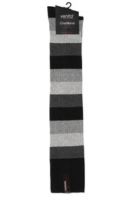 Calze sopra il ginocchio con righe alternate nere, grigie e grigio chiaro; materiale in maglia morbida; include un dettaglio etichetta rosso e nero.