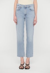 Vaqueros de denim azul claro con un diseño de pierna recta, cintura alta y estilo de cinco bolsillos. Presenta un ligero desgaste y un dobladillo limpio.