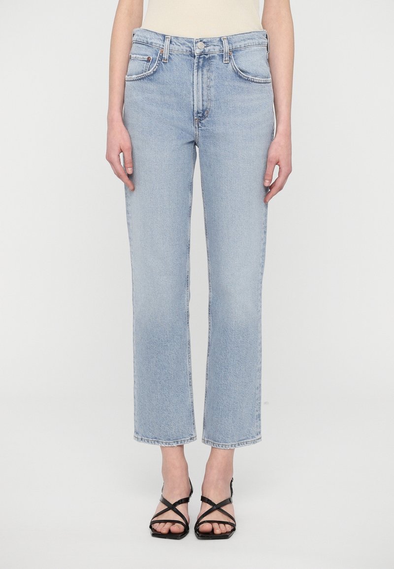 Vaqueros de denim azul claro con un diseño de pierna recta, cintura alta y estilo de cinco bolsillos. Presenta un ligero desgaste y un dobladillo limpio.