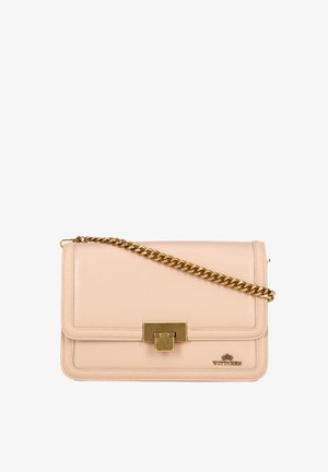 Růžová kožená kabelka přes rameno se zlatým řetízkovým popruhem, obdélníkového tvaru, s klopou a detailem loga značky v pravém dolním rohu.