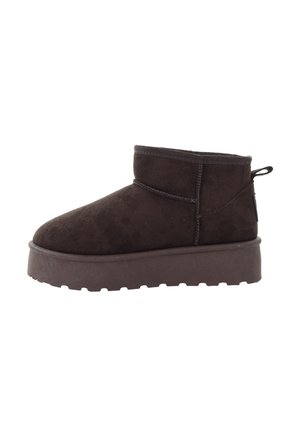 Brązowe zamszowe botki za kostkę z zaokrąglonym noskiem, krótką cholewką i teksturowaną gumową podeszwą. Posiadają tylną pętlę ułatwiającą zakładanie.