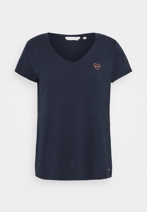 Granatowy t-shirt z krótkim rękawem i dekoltem w serek z małym pomarańczowym sercem oraz tekstem "love" na lewej piersi.