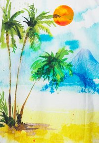 Scena di spiaggia tropicale con tre palme, sole arancione brillante, cielo blu, montagna blu in lontananza e spiaggia sabbiosa gialla in stile acqurello.