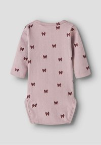 Roza bodi s dolgimi rokavi, ki ima teksturiran vzorec malih bordo pentelj na rebrasti podlagi. Mehek material z okroglo izrezom.