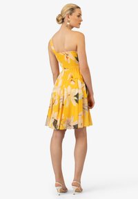 Kraimod Freizeitkleid - gelb weiss
