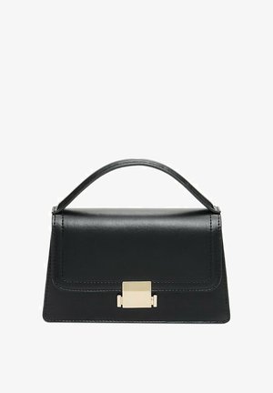 Zwarte lederen handtas met een gestructureerd ontwerp, bovenhandgreep en een gouden metalen sluitingdetails aan de voorkant. Gladde textuur, minimale stiksels.