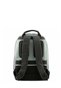 Rucksack mit einem hellgrauen Körper, schwarzen gepolsterten Riemen, Netzpaneelen und einem Reißverschluss; verfügt über einen oberen Griff zum Tragen.