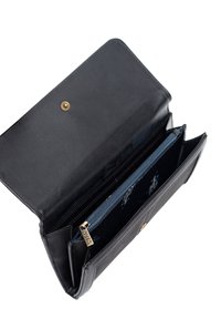 Černá kožená peněženka s hladkým povrchem, se zlatým cvokem, vnitřní kapsou na zip a více sloty na karty ve strukturovaném designu.