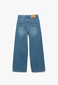 Pantalones vaqueros de denim azul de pernera ancha con un acabado desgastado, que cuentan con dos bolsillos traseros y un parche de cuero de la marca en la cintura.