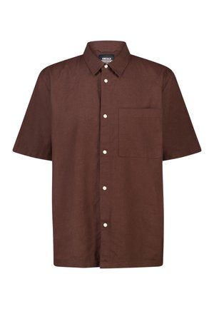 Bruine korte mouwen overhemd met knopen en een borstzak, en een puntige kraag, weergegeven tegen een witte achtergrond.