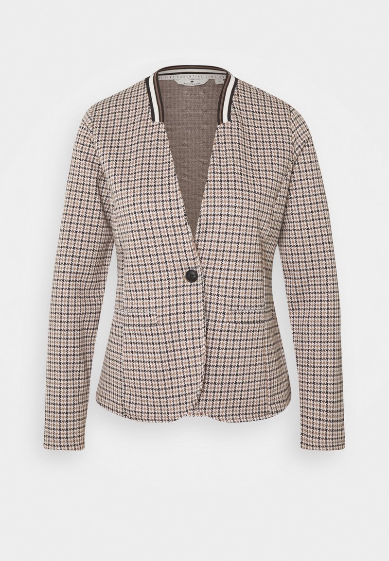 Brązowy i beżowy żakiet w kratę houndstooth z czarno-białym wykończeniem kołnierza i pojedynczym czarnym zapięciem, długie rękawy, dopasowany krój.