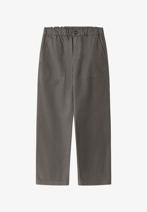 Pantalones grises de pierna ancha hechos de tela ligera. Cuentan con una cintura elástica, cierre de botón y bolsillos delanteros. Textura suave.