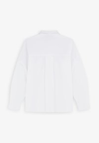 Camicia bianca a maniche lunghe con colletto, caratterizzata da uno schienale plissettato e senza bottoni o fantasie visibili. Texture liscia, design classico.
