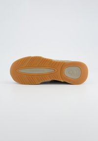 Schuhsohle mit einer hellbraunen Gummisohle und einem strukturierten Profil, akzentuiert durch eine graue Zwischensohle und einem Logodetail.