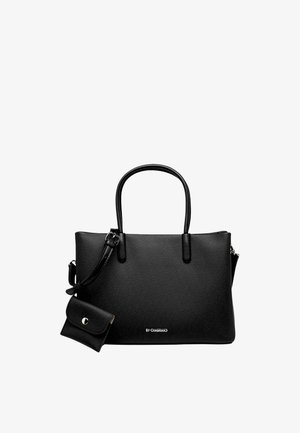 Sac à main en cuir noir texturé avec deux poignées, une bandoulière amovible et une petite pochette assortie attachée sur le côté.