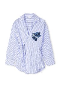 Camicia a righe blu e bianche con maniche lunghe, colletto con bottoni, vita legata e un fiore in tessuto blu come decorazione sul davanti.