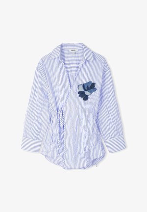 Blauwe en witte gestreepte shirt met lange mouwen, button-down kraag, strikomslag, en een blauwe stoffen bloemenversiering aan de voorkant.