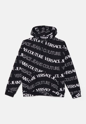 Svart huvtröja med vita textmönster av "VERSACE" och "JEANS COUTURE." Tillverkad av mjukt tyg med en framficka och snörning.