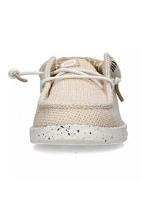 Sneaker in rete beige con superficie testurizzata, suola bianca maculata, lacci elastici, maniglia e logo di branding sul lato.