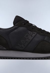 Sneaker nera con un mix di pelle liscia e camoscio. Presenta un pannello laterale testurizzato con logo, lacci neri e una suola in gomma grigia.