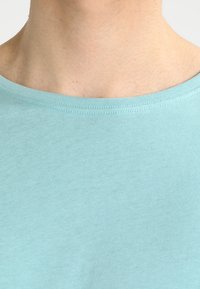 Urban Classics SHAPED LONG - Basic póló - blue mint