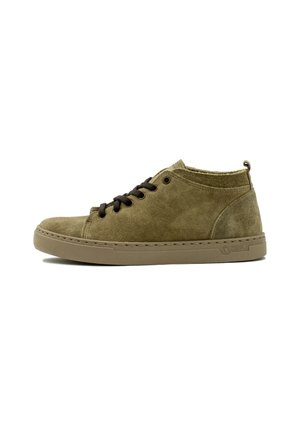Olijfgroene suède hoge sneakers met donkerbruine veters, rubberen zool en stikdetails. Voorzien van een lus voor gemakkelijk aantrekken.
