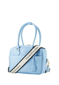 Bolso de mano azul claro hecho de suave cuero sintético, con asas dobles, una correa para el hombro removible, y un bolsillo frontal con cremallera y acentos del logo.