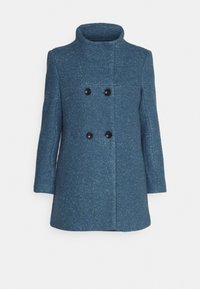 Modrý kabát z vlněné směsi s vysokým límcem, dvouřadým zapínáním, černými knoflíky a dlouhými rukávy. Texturovaný povrch dodává vizuální zajímavost.