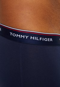 Tommy Hilfiger PREMIUM ESSENTIAL LOW RISE HIP TRUNK 3 PACK - Cuecas boxer - dark blue/light blue/blue