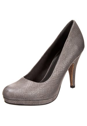 Zapato de tacón alto para mujer en gris, con un patrón texturizado y similar a un reptil, y punta redondeada sobre un fondo blanco.
