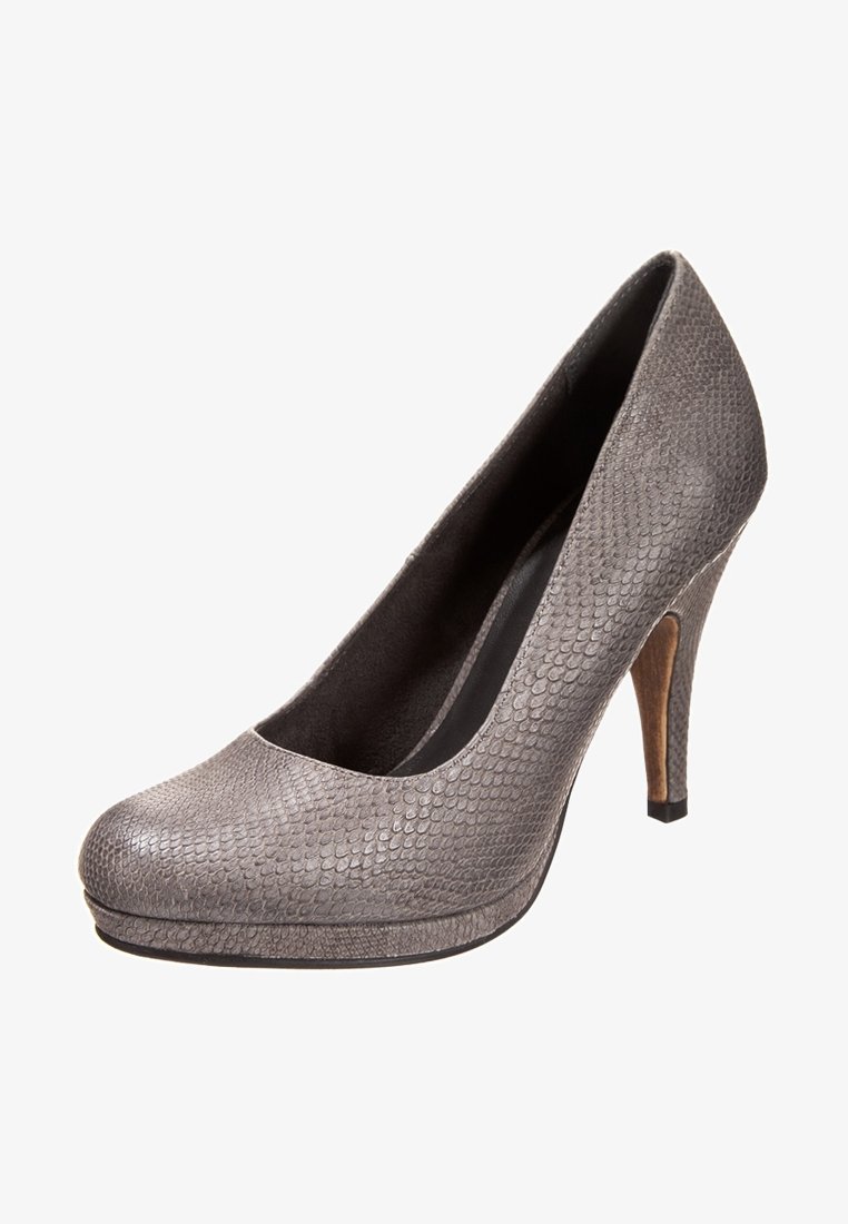 Chaussure à talons hauts grise pour femmes avec un motif texturé semblable à celui des reptiles et un bout rond sur fond blanc.