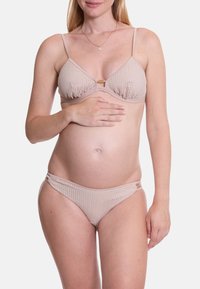 Ensembles de bikini beige clair avec un design en crochet texturé. Le haut possède des bretelles ajustables et un accent doré, tandis que le bas présente des accents sur les côtés.