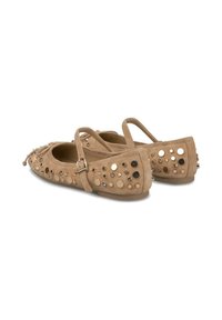 Beige Wildleder Ballerinas mit dekorativen metallischen Nieten, einem Riemen über dem Mittelfuß und runder Zehenform. Strukturierte Oberfläche mit einer flachen Sohle.