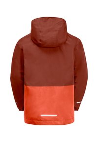 Rode en oranje waterdichte jas met een capuchon, gekenmerkt door een kleurblokontwerp, een gladde textuur en reflecterende accenten aan de onderrand en mouwen.