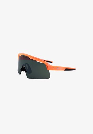 Occhiali da sole sportivi con montatura arancione e grandi lenti avvolgenti scure progettate per attività all'aperto.