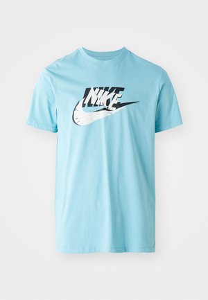 Camiseta de algodão azul-claro com gola redonda e mangas curtas. Apresenta um grande design do logótipo da Nike em preto e branco na parte da frente.