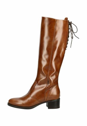 Botte haute en cuir marron avec un petit talon bloc et un détail lacé à l'arrière, vue de côté sur fond blanc.