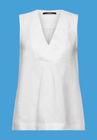 Weißes ärmelloses Leinenoberteil mit V-Ausschnitt, weicher Textur, mit einem gerafften Detail an der Vorderseite, vor blauem Hintergrund.